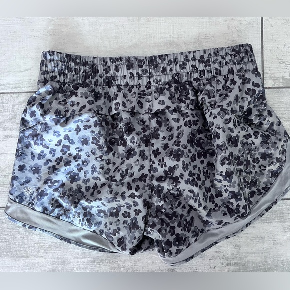 Athleta Athleta Shorts Womens Athleta
Weekender Run Shorts Sz Small EUC Cheetah - Picture 2 of 4